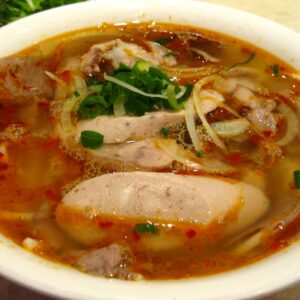 Bún bò Huế — ảnh tham khảo Tô bún bò Huế, ảnh tham khảo; không phải ảnh chụp món ăn riêng của quán.