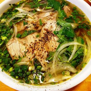 Bún bò — ảnh tham khảo Tô bún bò, ảnh tham khảo; không phải ảnh chụp món ăn riêng của quán.
