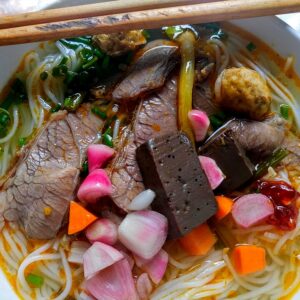 Bún bò Huế Đà Nẵng — ảnh tham khảo Tô bún bò Huế, ảnh tham khảo; không phải ảnh chụp món ăn riêng của quán.
