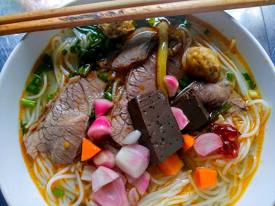 Bún bò Huế đầy đủ
