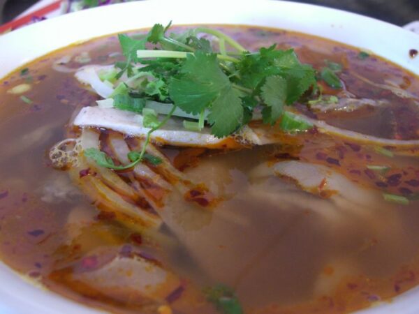Bún bò Huế — ảnh tham khảo Tô bún bò Huế, ảnh tham khảo; không phải ảnh chụp món ăn riêng của quán.