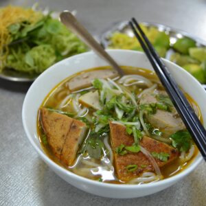 Bún bò Huế tại Sài Gòn — ảnh tham khảo Tô bún bò Huế, ảnh tham khảo; không phải ảnh chụp món ăn riêng của quán.